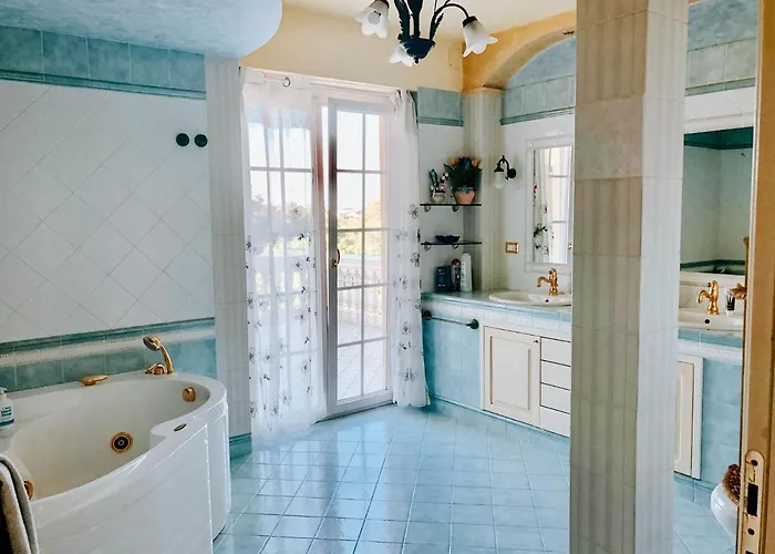 Alexander's Casa de hóspedes 3*